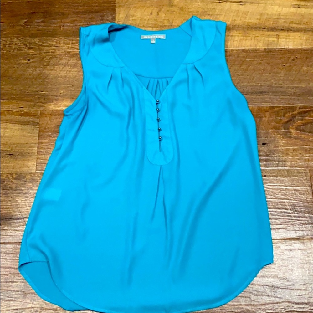Sleeveless Daniel Raine blouse.